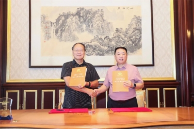 海南省企业联合会、海南省企业家协会常务会长兼秘书长冷明权与天朝上品集团董事长黄永毅签约