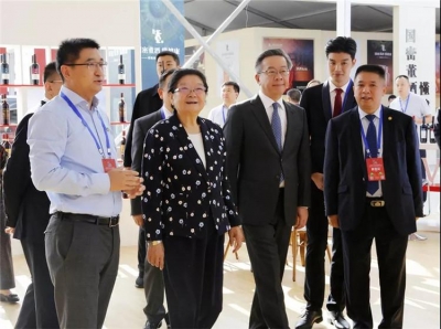 十届全国人大常委会副委员长顾秀莲亲临天朝上品视察