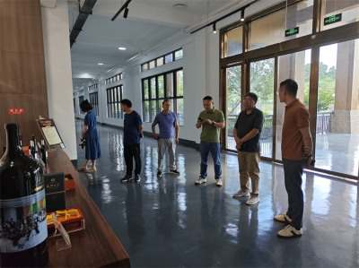 乌当区人大副主任冯良勇一行莅临天朝上品葡萄酒庄调研