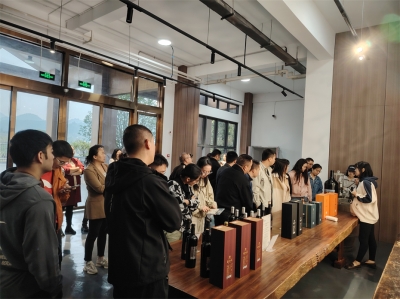 中共乌当区委党校第二期中青年干部莅临天朝上品葡萄酒庄调研交流